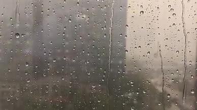 窗外暴雨玻璃上的雨水喷溅流过划过空镜效果视频的预览图